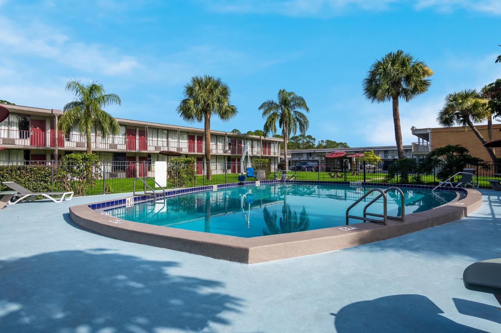 Hometowne Studios By Red Roof Vero Beach - I-95 Exterior photo