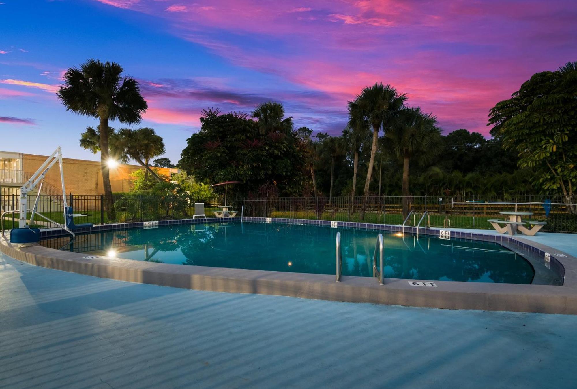 Hometowne Studios By Red Roof Vero Beach - I-95 Exterior photo