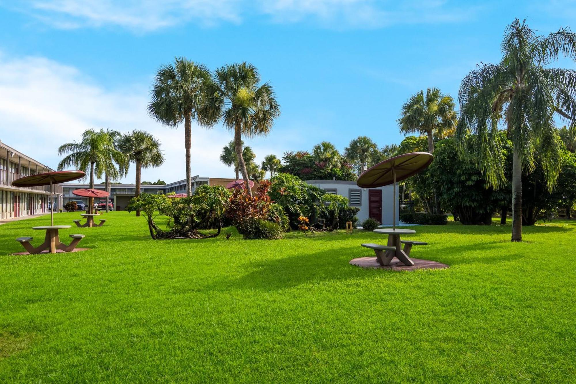 Hometowne Studios By Red Roof Vero Beach - I-95 Exterior photo